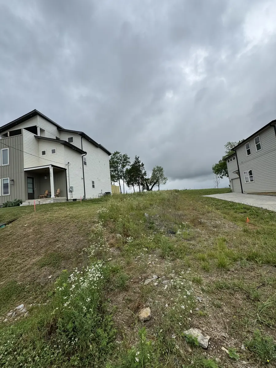 1527 E Stewarts Ln, Nashville, TN 37218 - #3