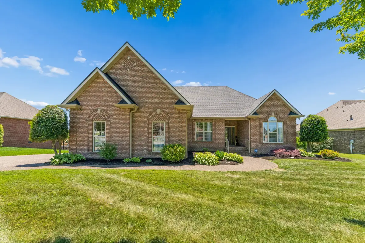 1038 Briarwood Dr, Cottontown, TN 37048 - #1