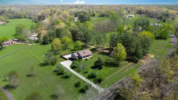 1249 White Road, Bon Aqua, TN 37025