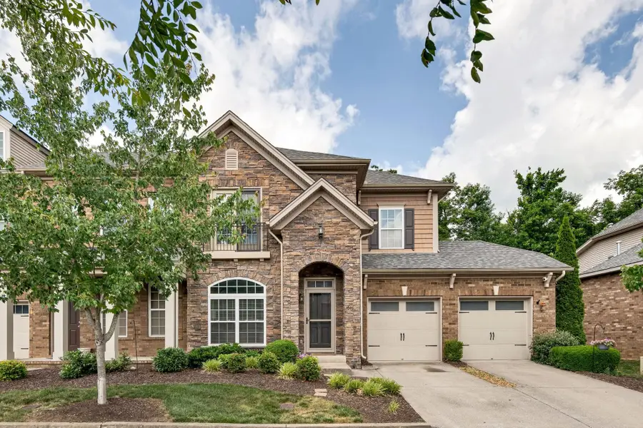 2045 Traemoor Village Dr, Nashville, TN 37209 - #2