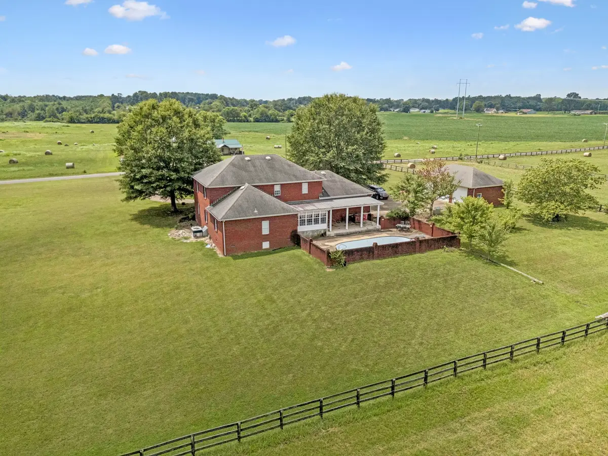 33 Bishop Rd, Lawrenceburg, TN 38464 - #1