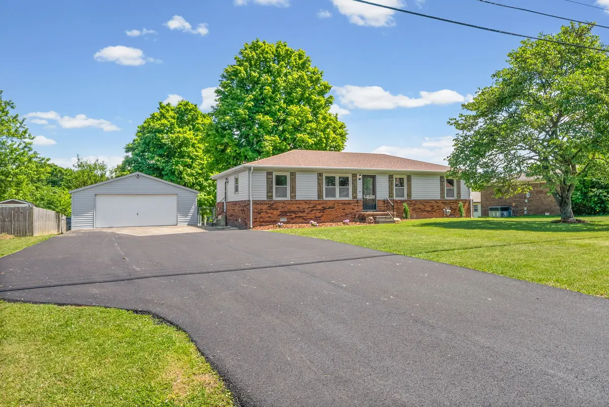 711 Sanderson Dr, Hopkinsville, KY 42240 - #1