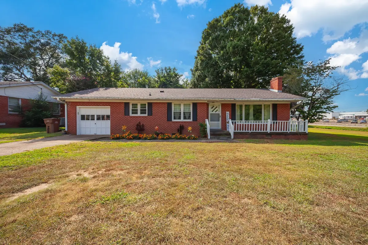 649 Natchez Trace Dr, Lexington, TN 38351 - #1