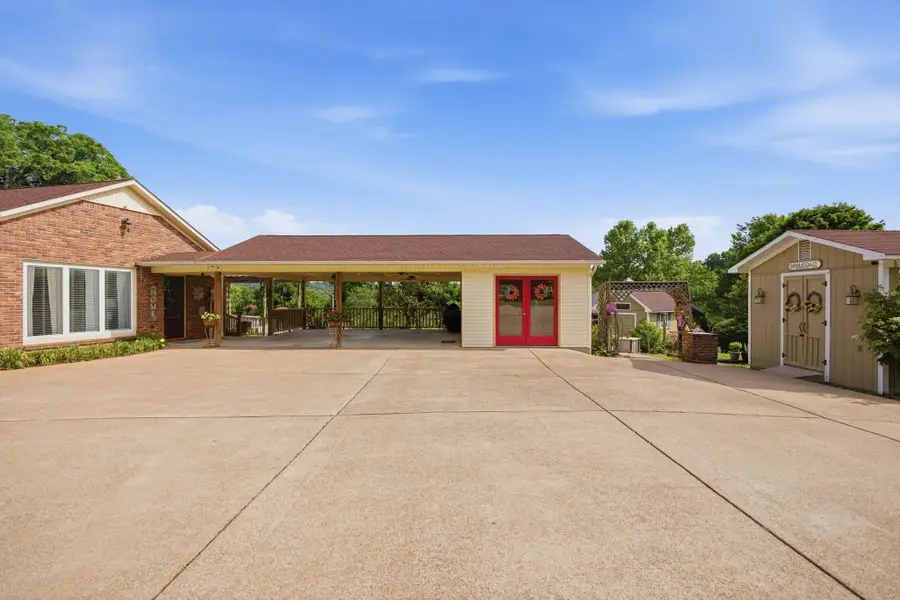 750 Mountain View Dr, Pulaski, TN 38478 - #2