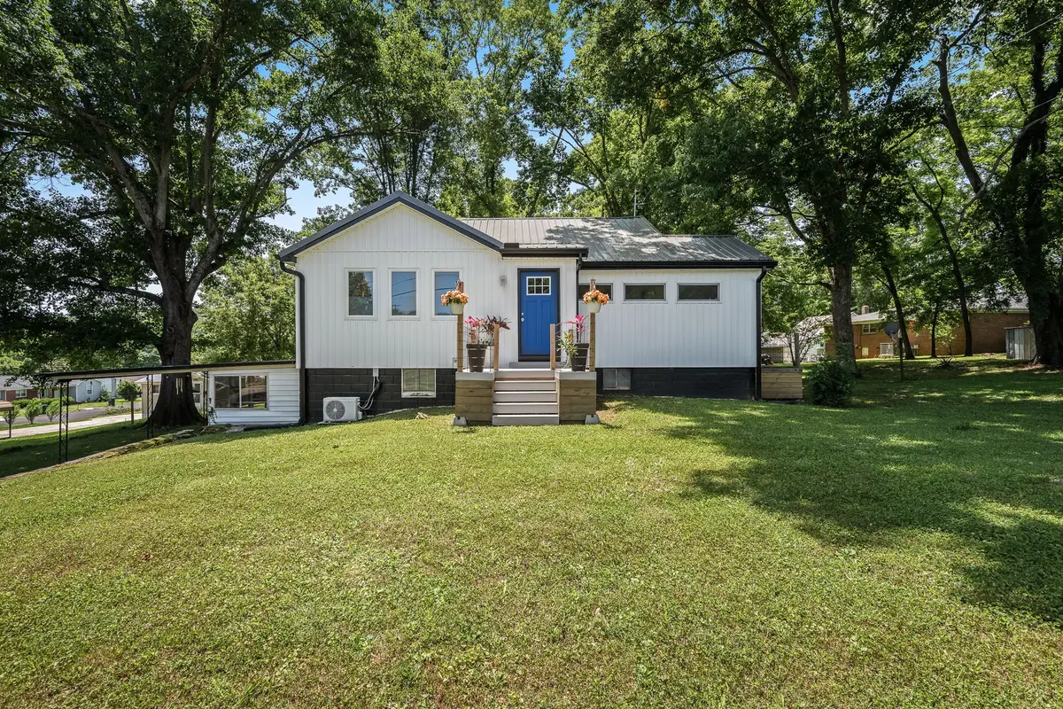 715 Cleveland St, Pulaski, TN 38478 - #1
