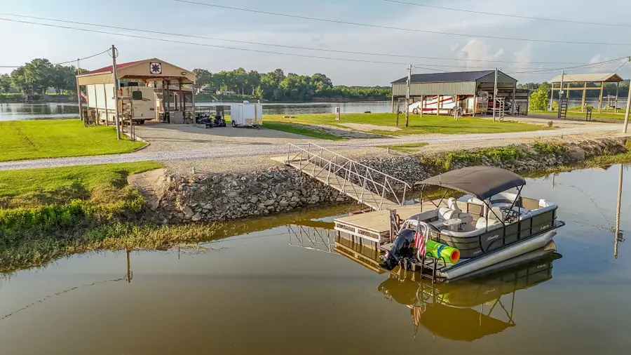 1139 River Front Dr, Clifton, TN 38425 - #2