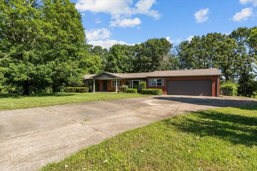 555 Lakeview Cir, Tennessee Ridge, TN 37178 - #2