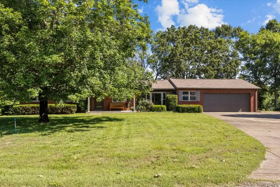 555 Lakeview Cir, Tennessee Ridge, TN 37178 - #3