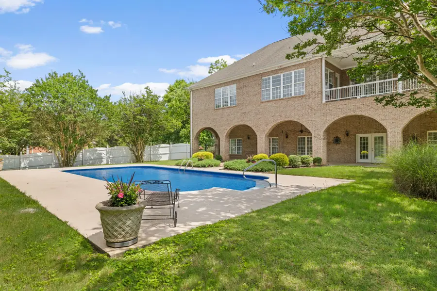 101 E Meadow Hill Dr, Florence, AL 35633 - #2