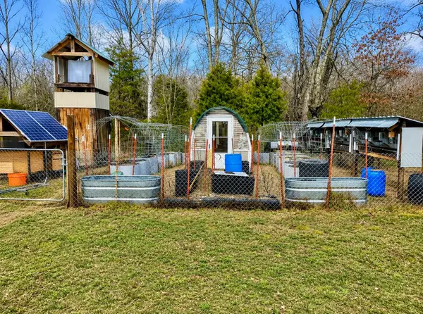 2071 Deer Creek Rd, Linden, TN 37096