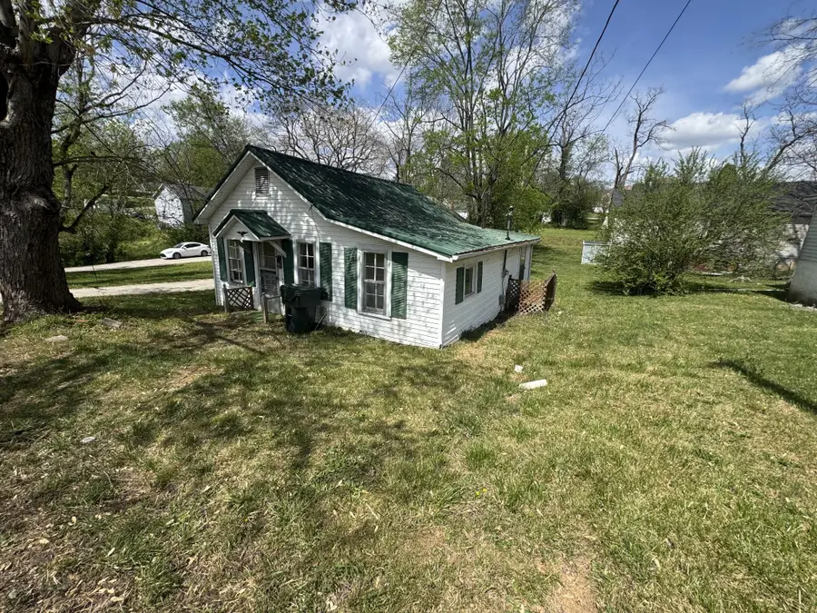 501 W Chestnut St, Dickson, TN 37055 - #3