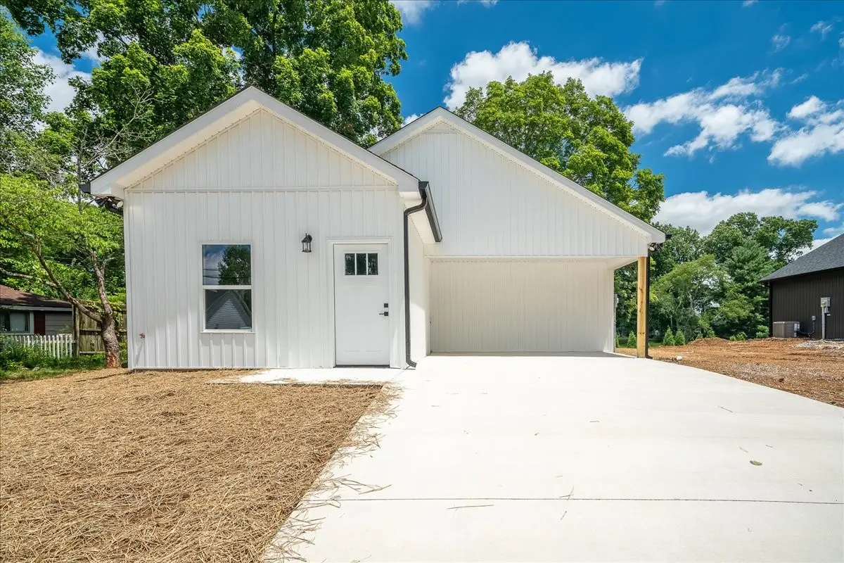 318 1st Ave, Lawrenceburg, TN 38464 - #1