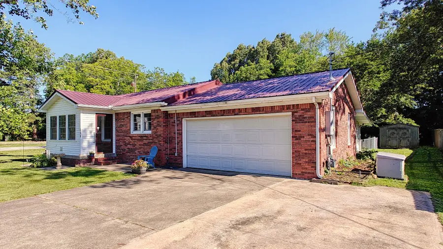 236 W Chestnut St, Puryear, TN 38251 - #2
