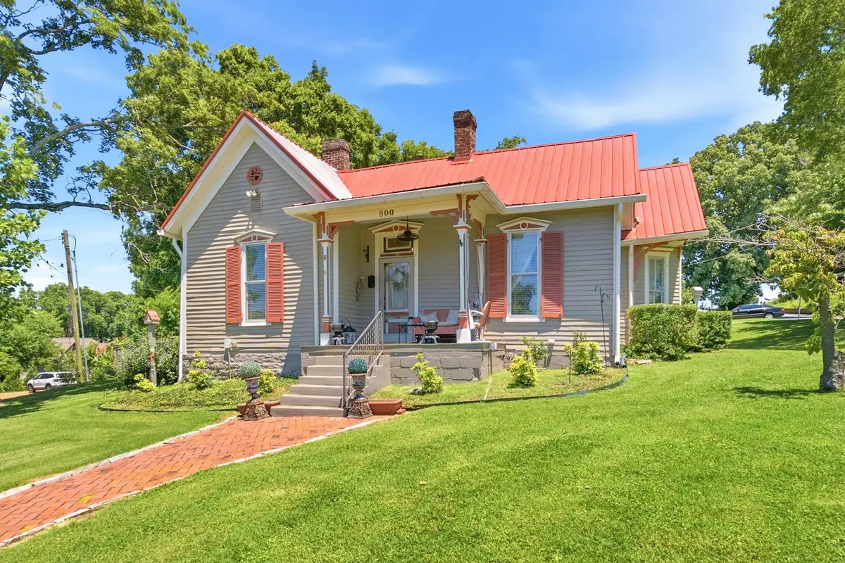 800 W 7th St, Columbia, TN 38401 - #1