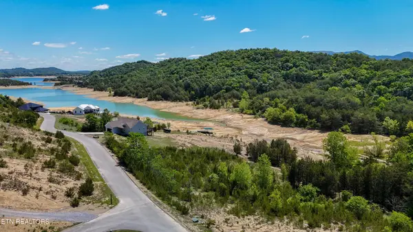 2 Emerald Pointe Blvd, Dandridge, TN 37725