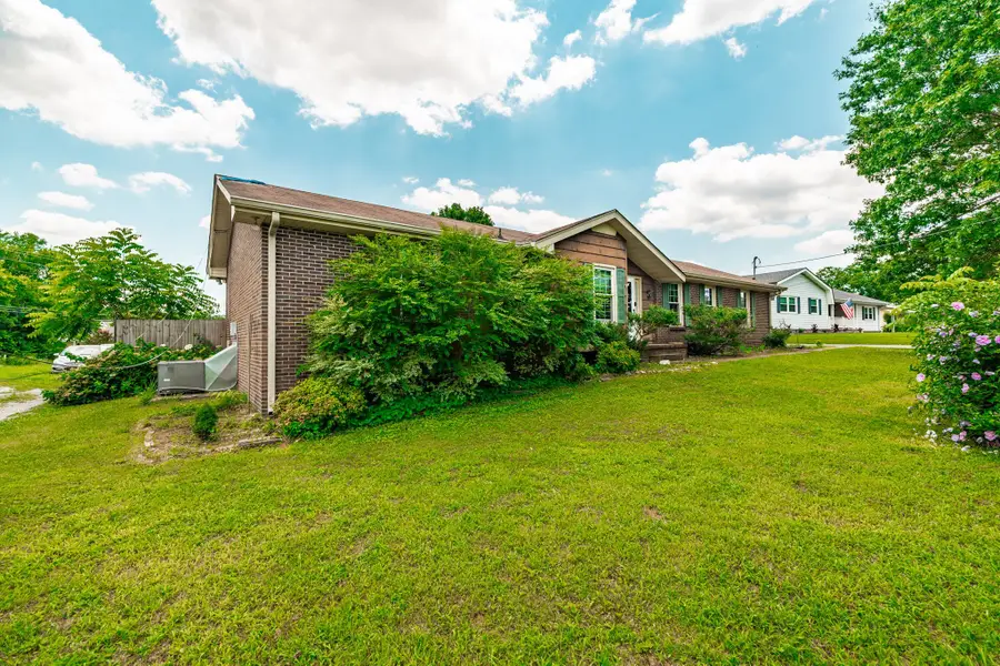 102 Lake Point Dr, Gallatin, TN 37066 - #2