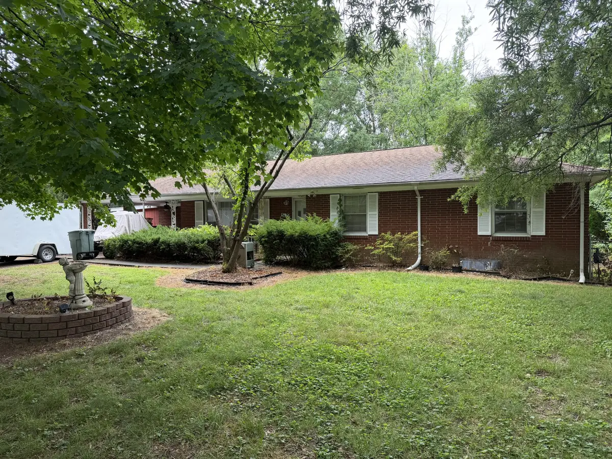 512 W Market St, Portland, TN 37148 - #1