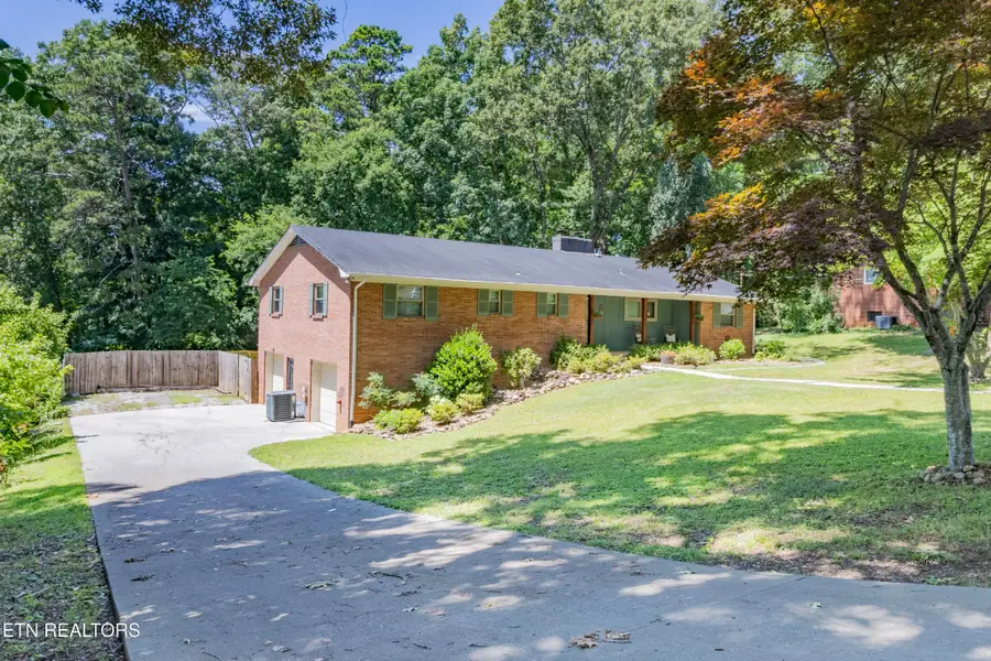 907 W 6th Ave, Lenoir City, TN 37771 - #2
