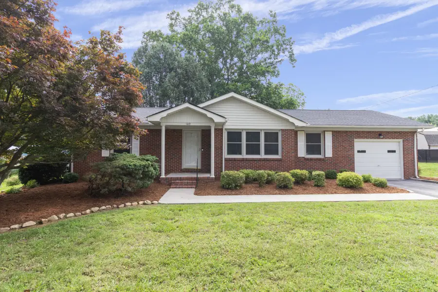 102 Molloy St, McMinnville, TN 37110 - #2