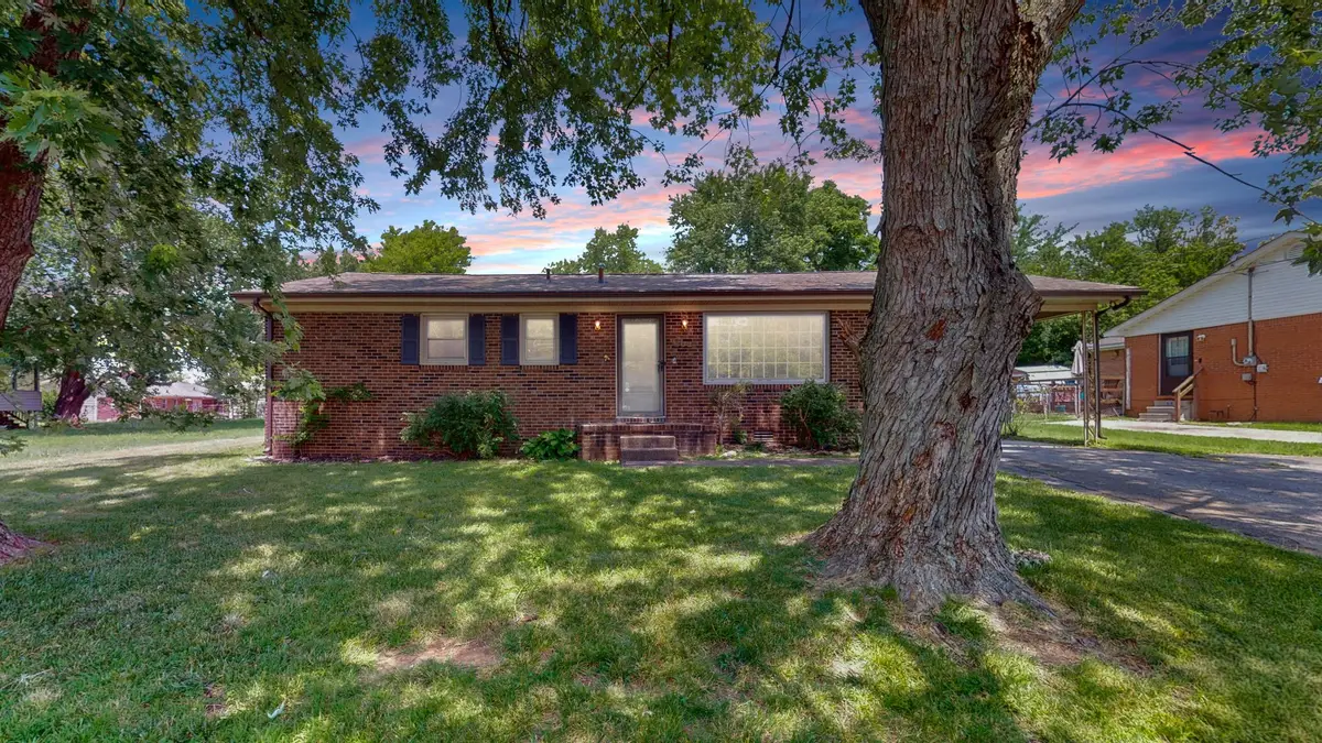 602 Holiday Park Dr, Hopkinsville, KY 42240 - #1