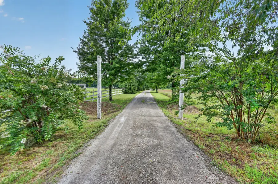 2388 Bear Creek Pike, Columbia, TN 38401 - #2