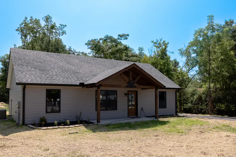 249 N Walnut St, Hohenwald, TN 38462 - #2