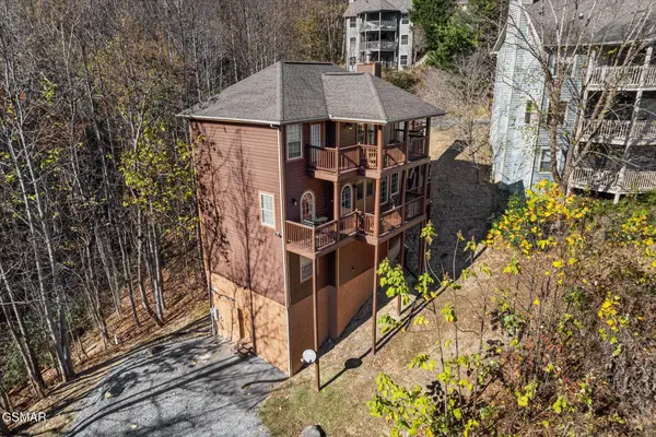 909 Black Wolf Way, Gatlinburg, TN 37738