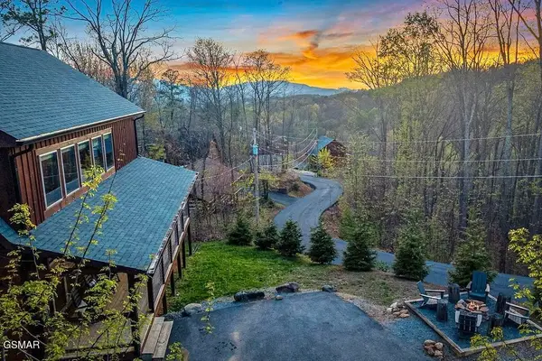 834 Pine Top Lane, Gatlinburg, TN 37738