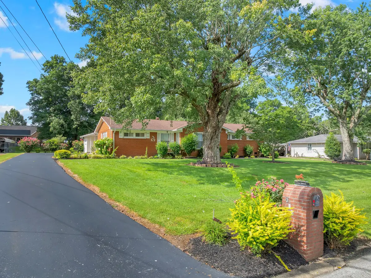 201 Cloverdale Rd, Shelbyville, TN 37160 - #1
