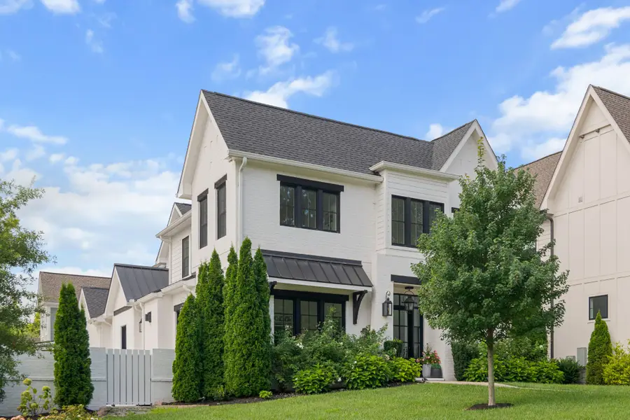 1715 Hillmont Dr, Nashville, TN 37215 - #3