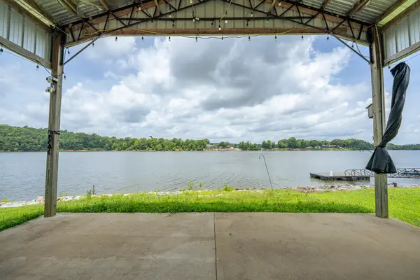 987 River Front Dr, Clifton, TN 38425
