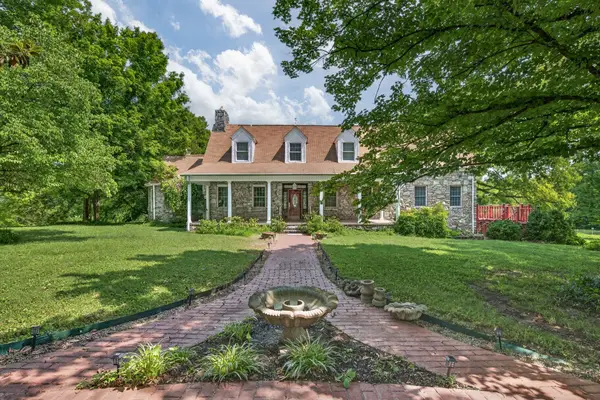 135 Clayton Ln, Fayetteville, TN 37334