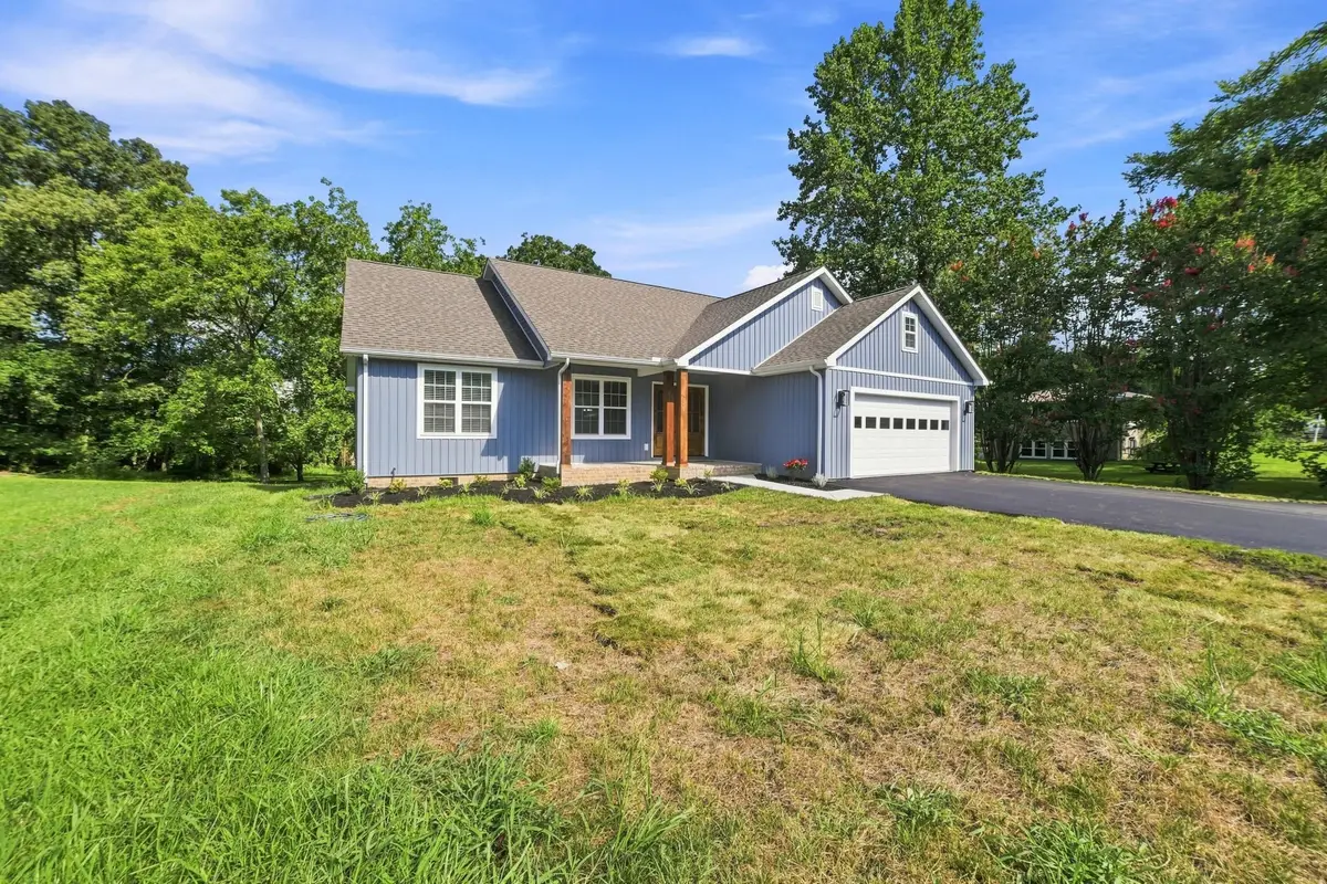 913 Memorial Dr, Paris, TN 38242 - #1