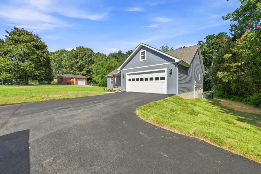 913 Memorial Dr, Paris, TN 38242 - #3