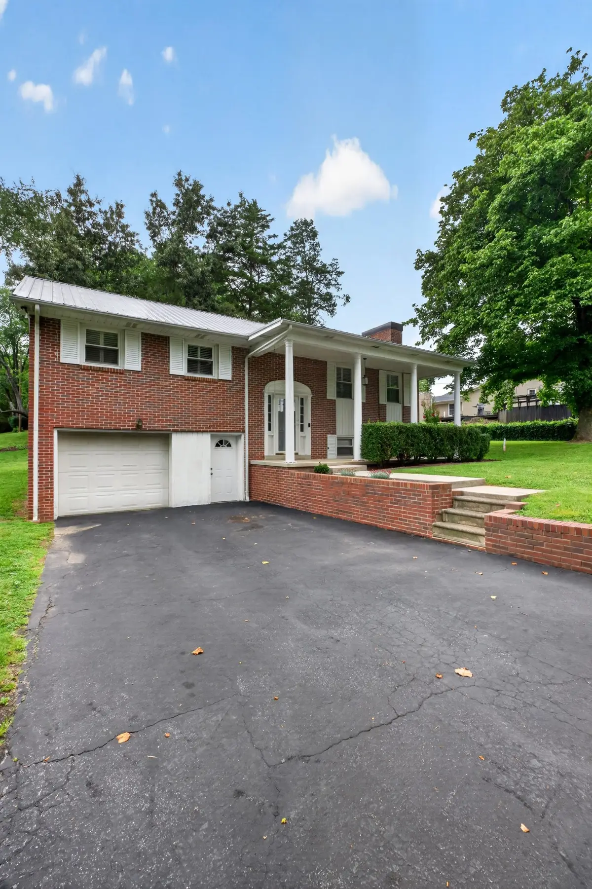 606 Polk St, Sparta, TN 38583 - #1