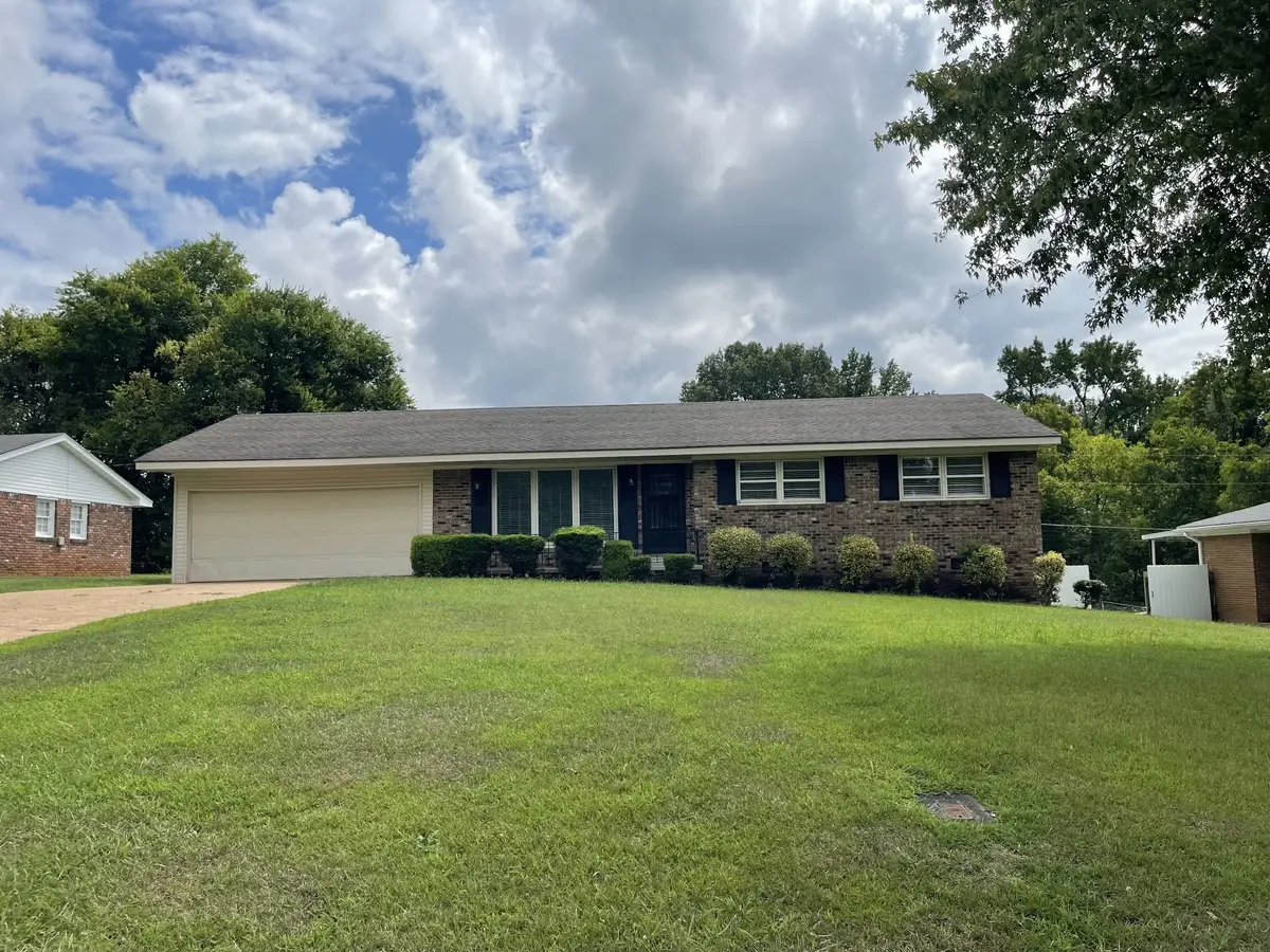 421 E Lakeside Dr E, Florence, AL 35630 - #1