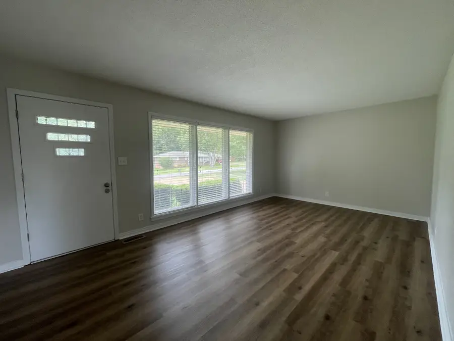 421 E Lakeside Dr E, Florence, AL 35630 - #3