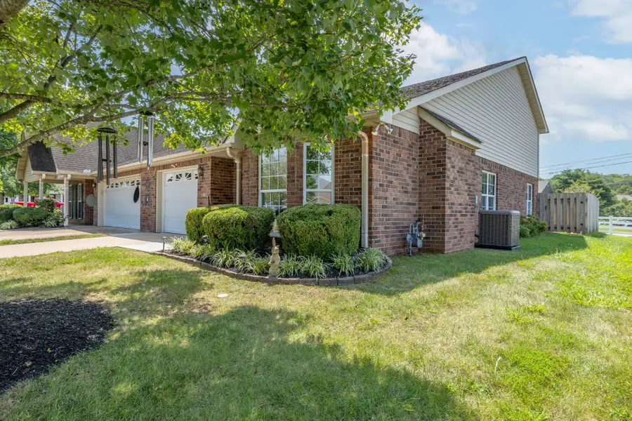 1300 Crofton Park Ct, Columbia, TN 38401 - #2