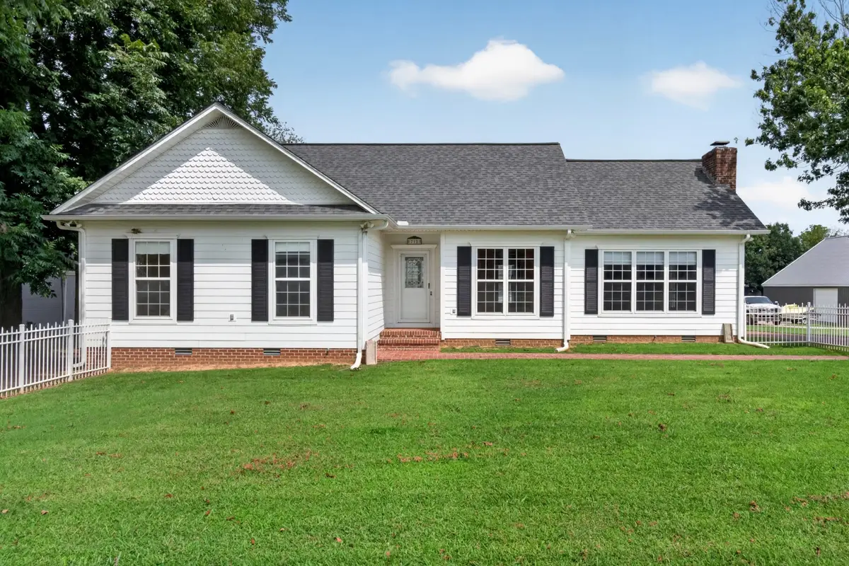 712 S College St, Smithville, TN 37166 - #1