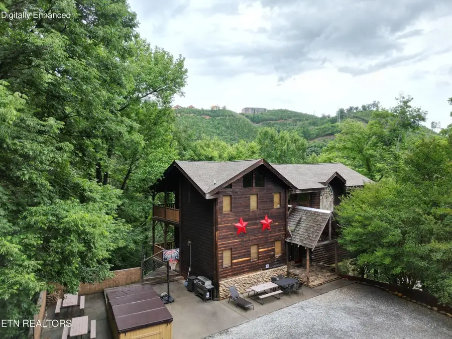 402 Laurel Ave, Gatlinburg, TN 37738 - #2
