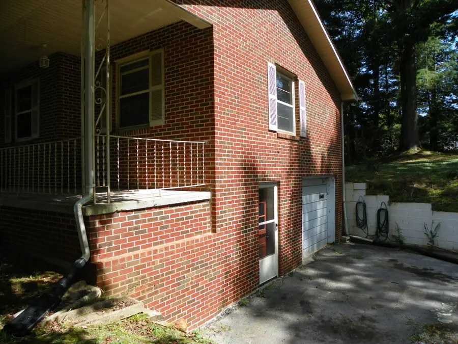 2370 Yager Rd, McMinnville, TN 37110 - #2
