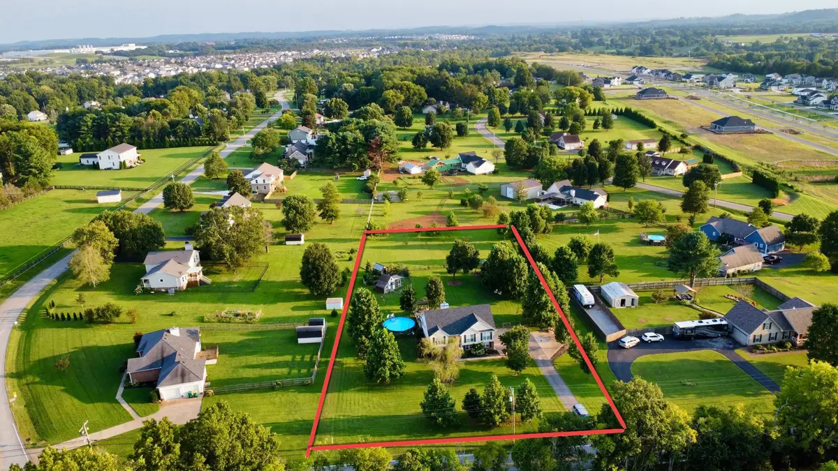 943 Beechcroft Rd, Spring Hill, TN 37174 - #1