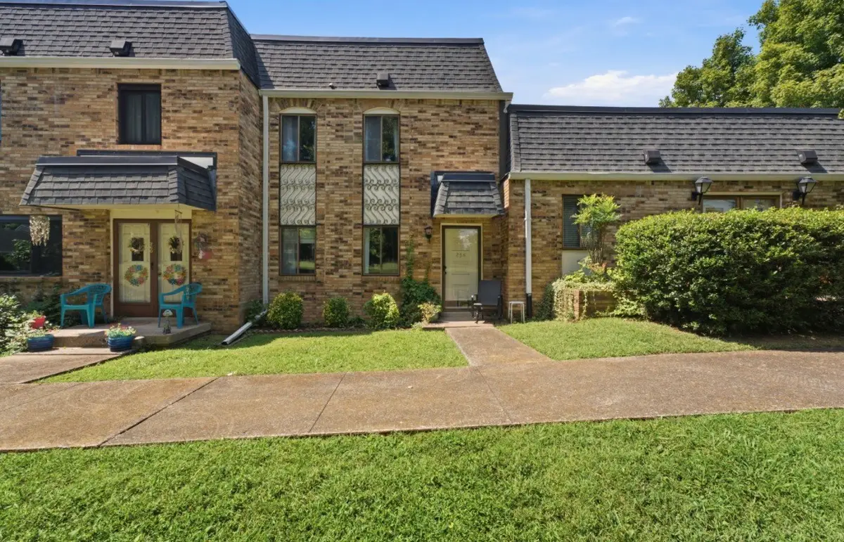 258 Lake Chateau Dr, Hermitage, TN 37076 - #1