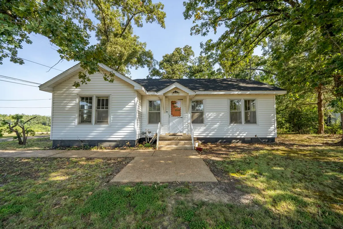 340 Oak St, Savannah, TN 38372 - #1