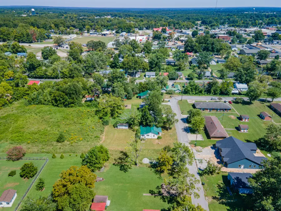 315 Willis Ave, Hohenwald, TN 38462 - #2