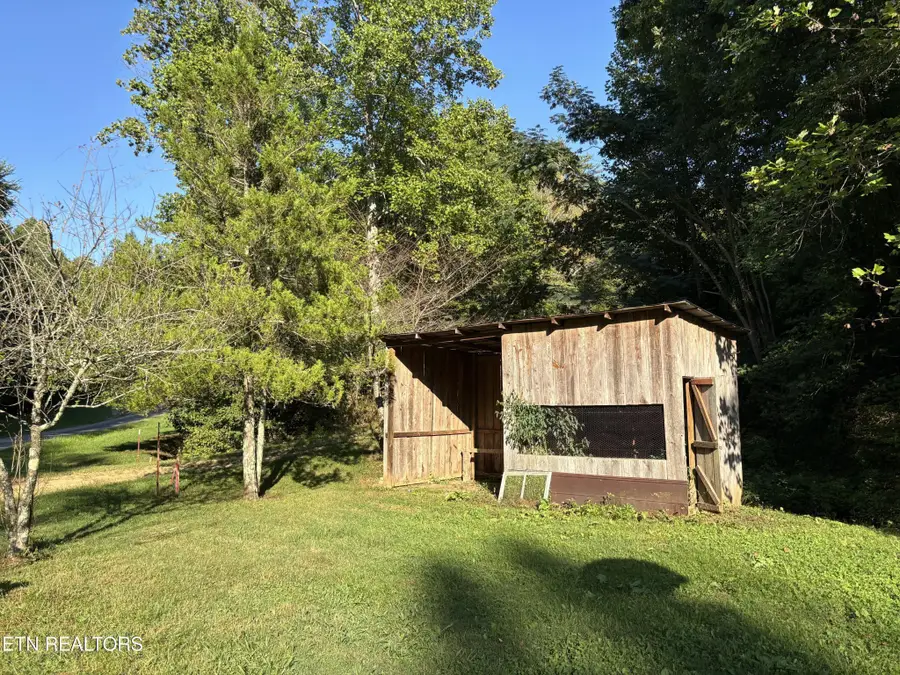 204 Hughes Hollow Rd, Vonore, TN 37885 - #2