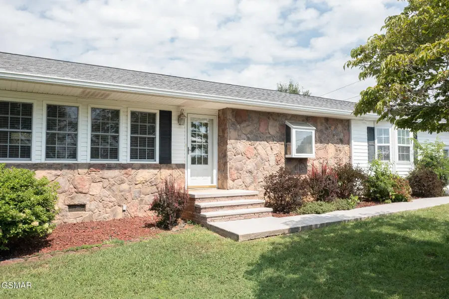 920 Oakwood Drive, Dandridge, TN 37725 - #2