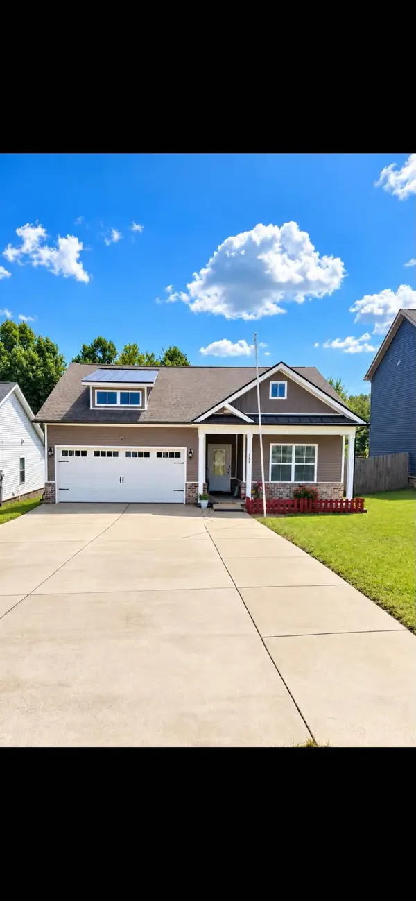 308 College St, Burns, TN 37029