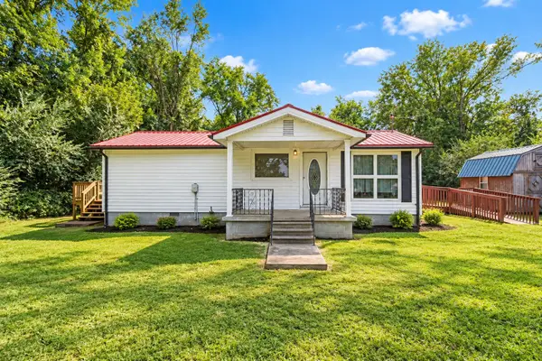 222 College St, Burns, TN 37029