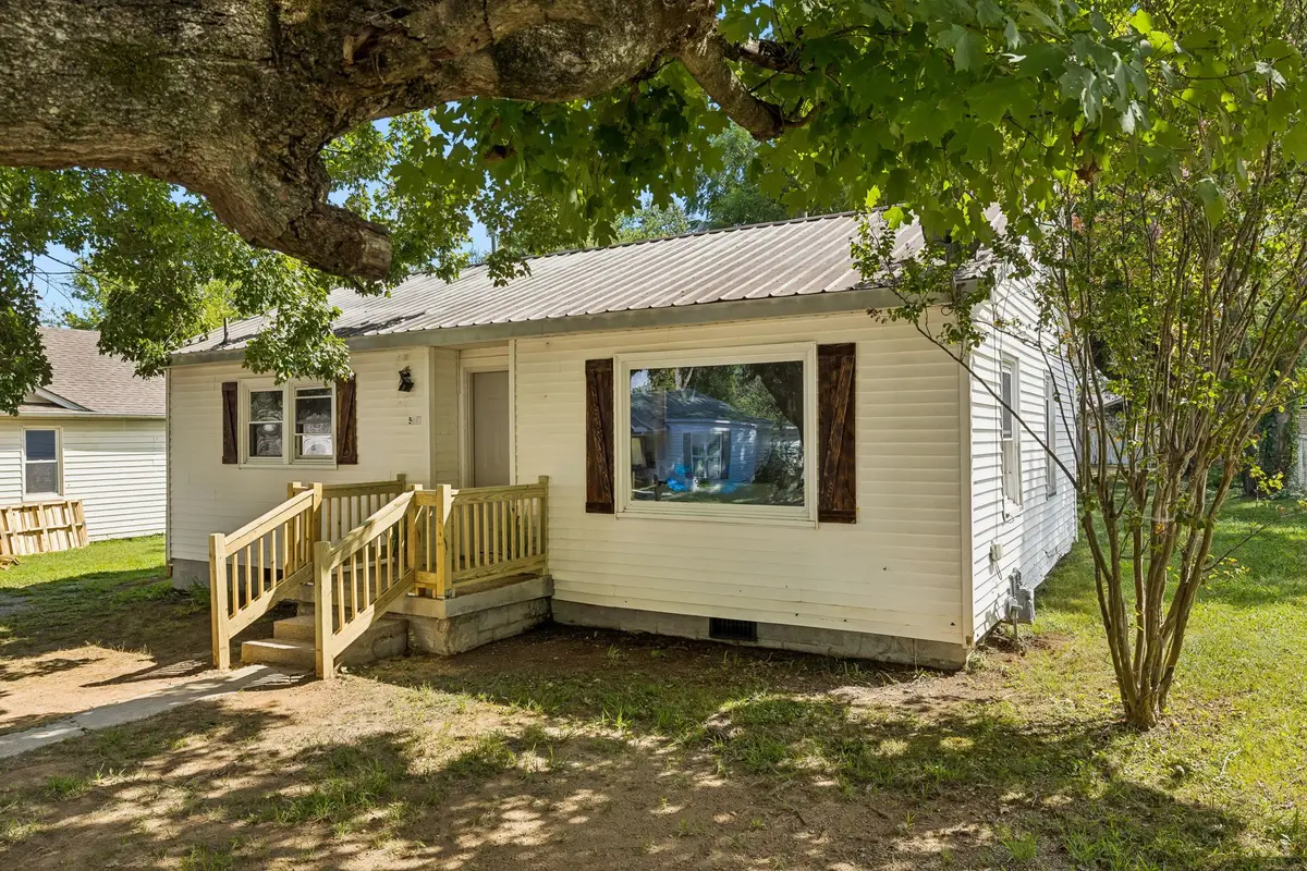 527 3rd St, Lawrenceburg, TN 38464 - #1